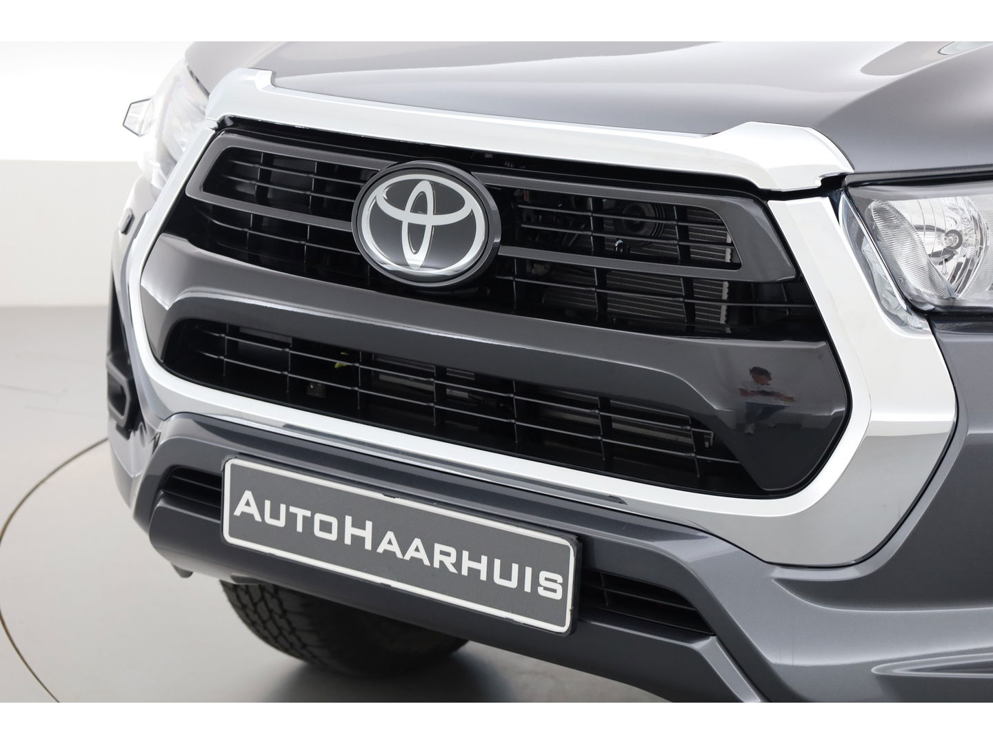 Toyota Hilux 2.4 D-4D Double Cab Challenger | "VAN" | Automaat | Grijs kent. | Trekhaak | Camera | Adapt. Cruise | Apple CarPlay