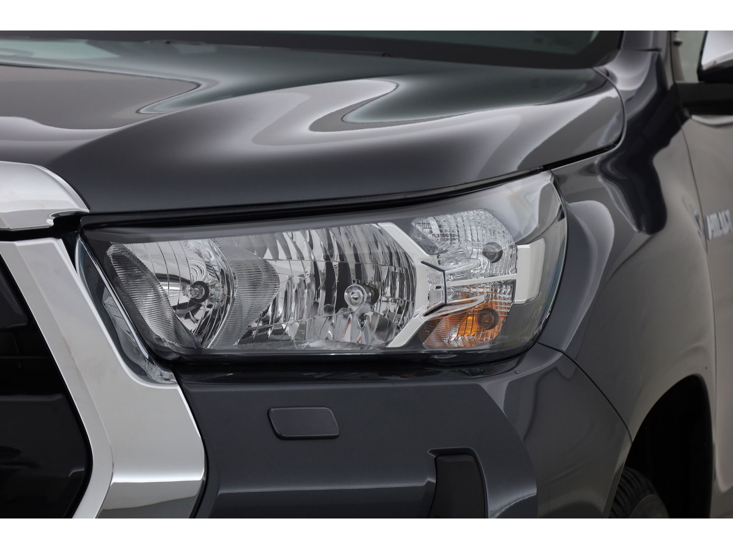 Toyota Hilux 2.4 D-4D Double Cab Challenger | "VAN" | Automaat | Grijs kent. | Trekhaak | Camera | Adapt. Cruise | Apple CarPlay