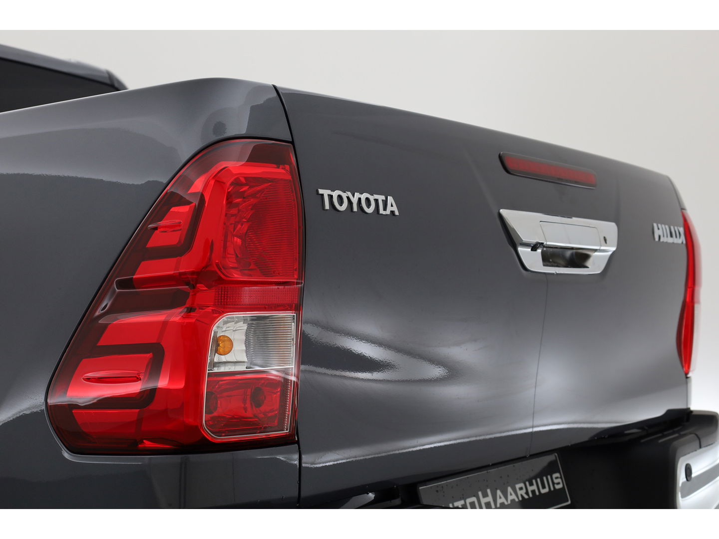 Toyota Hilux 2.4 D-4D Double Cab Challenger | "VAN" | Automaat | Grijs kent. | Trekhaak | Camera | Adapt. Cruise | Apple CarPlay