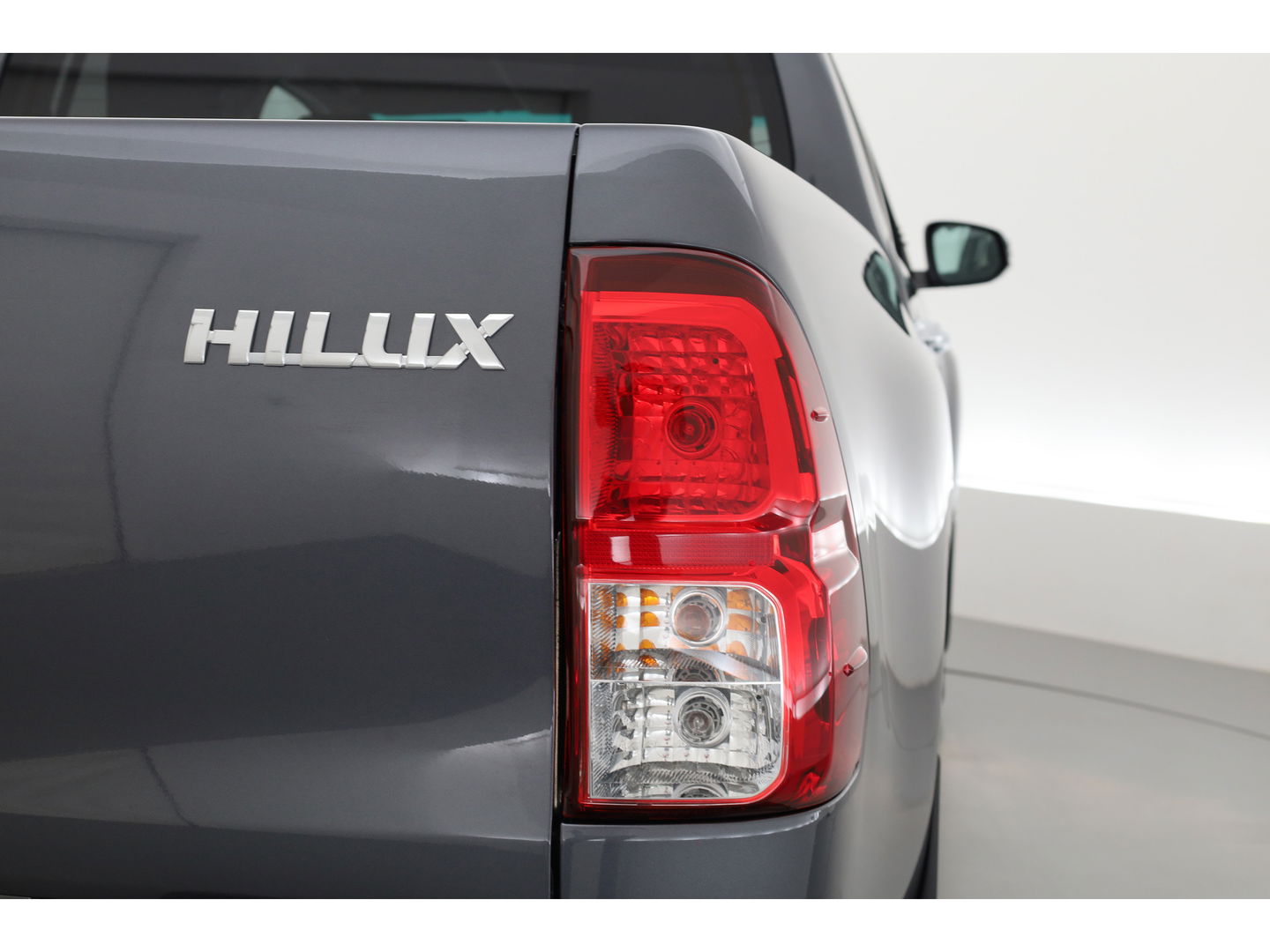 Toyota Hilux 2.4 D-4D Double Cab Challenger | "VAN" | Automaat | Grijs kent. | Trekhaak | Camera | Adapt. Cruise | Apple CarPlay