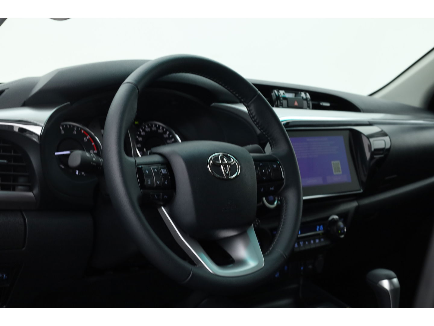 Toyota Hilux 2.4 D-4D Double Cab Challenger | "VAN" | Automaat | Grijs kent. | Trekhaak | Camera | Adapt. Cruise | Apple CarPlay