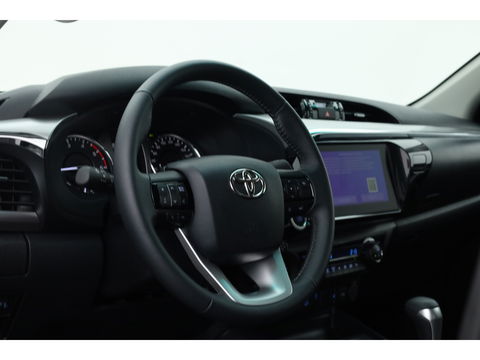 Toyota Hilux 2.4 D-4D Double Cab Challenger | "VAN" | Automaat | Grijs kent. | Trekhaak | Camera | Adapt. Cruise | Apple CarPlay