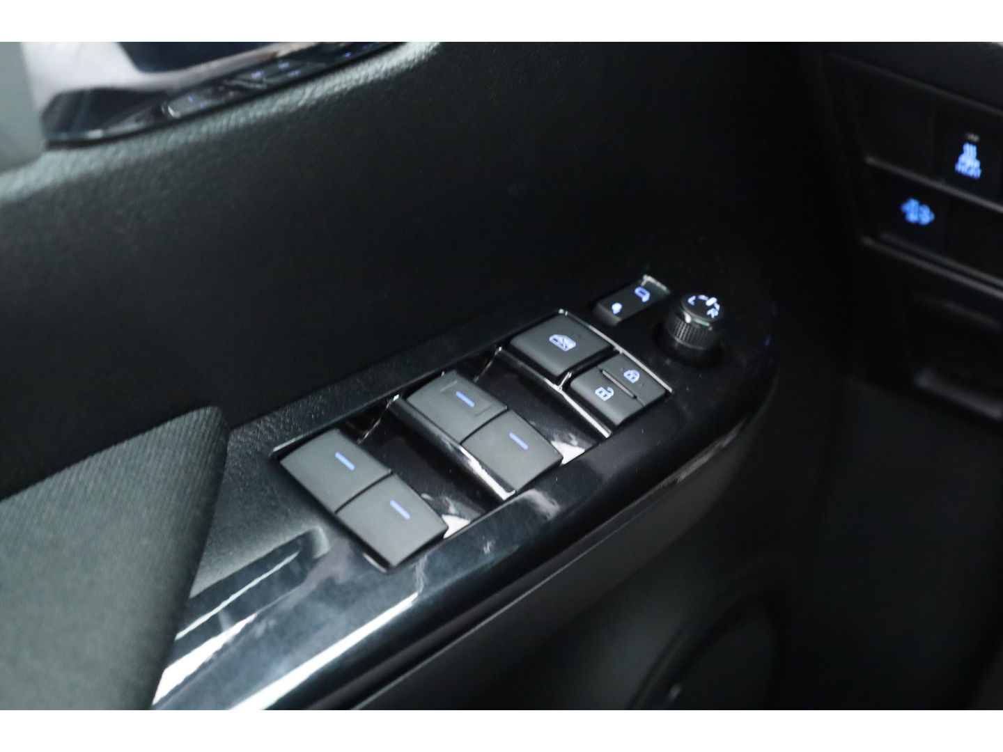 Toyota Hilux 2.4 D-4D Double Cab Challenger | "VAN" | Automaat | Grijs kent. | Trekhaak | Camera | Adapt. Cruise | Apple CarPlay