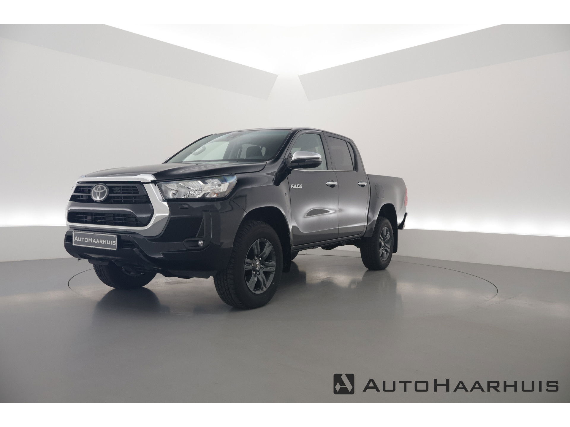 Toyota Hilux 2.4 D-4D Double Cab Challenger | "VAN" | Automaat | Grijs kent. |  Trekhaak | Camera | Adapt. Cruise | Apple CarPlay