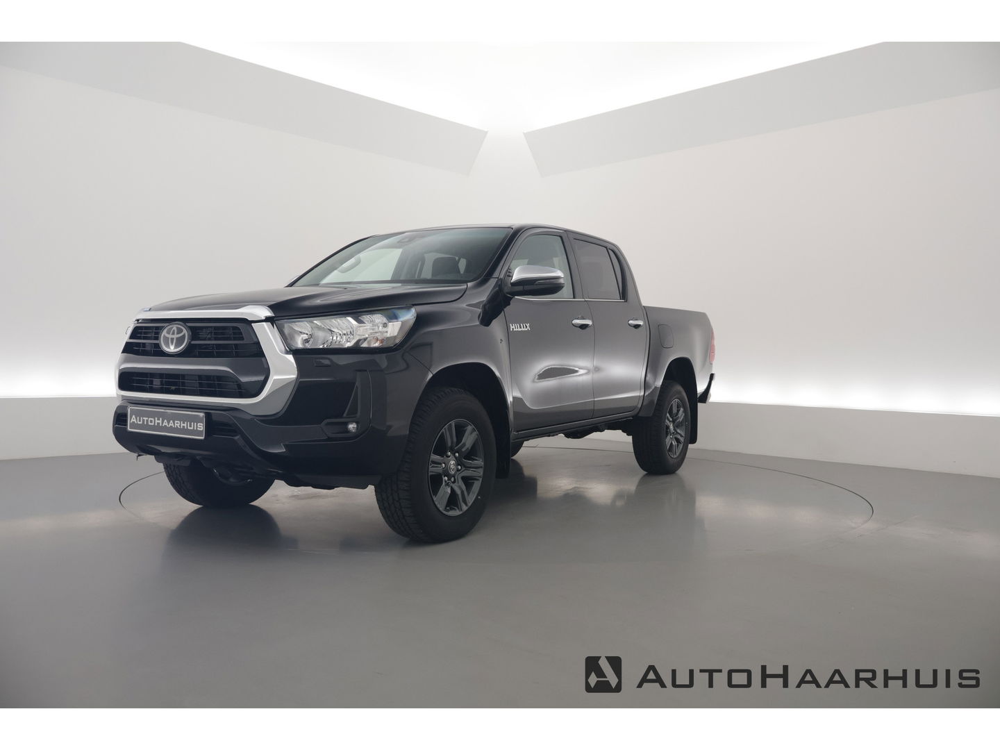 Toyota Hilux 2.4 D-4D Double Cab Challenger | "VAN" | Automaat | Grijs kent. |  Trekhaak | Camera | Adapt. Cruise | Apple CarPlay