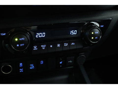 Toyota Hilux 2.4 D-4D Double Cab Challenger | "VAN" | Automaat | Grijs kent. |  Trekhaak | Camera | Adapt. Cruise | Apple CarPlay