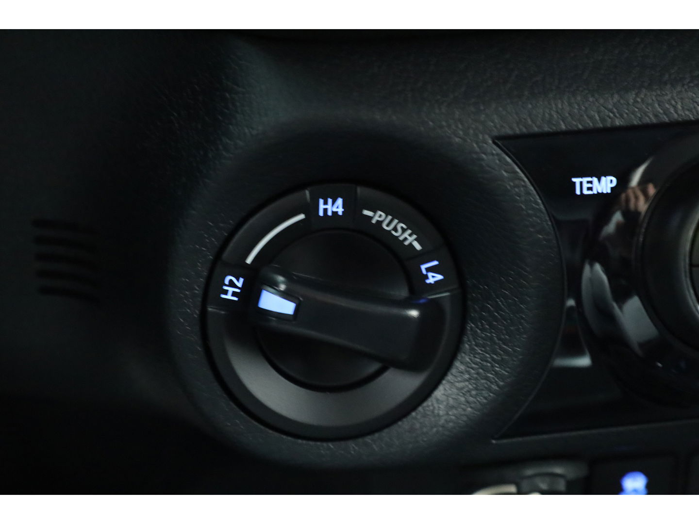 Toyota Hilux 2.4 D-4D Double Cab Challenger | "VAN" | Automaat | Grijs kent. |  Trekhaak | Camera | Adapt. Cruise | Apple CarPlay