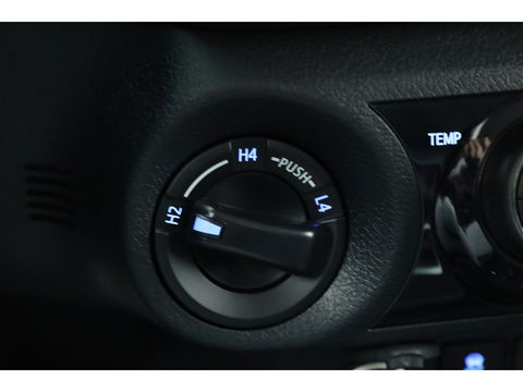 Toyota Hilux 2.4 D-4D Double Cab Challenger | "VAN" | Automaat | Grijs kent. |  Trekhaak | Camera | Adapt. Cruise | Apple CarPlay