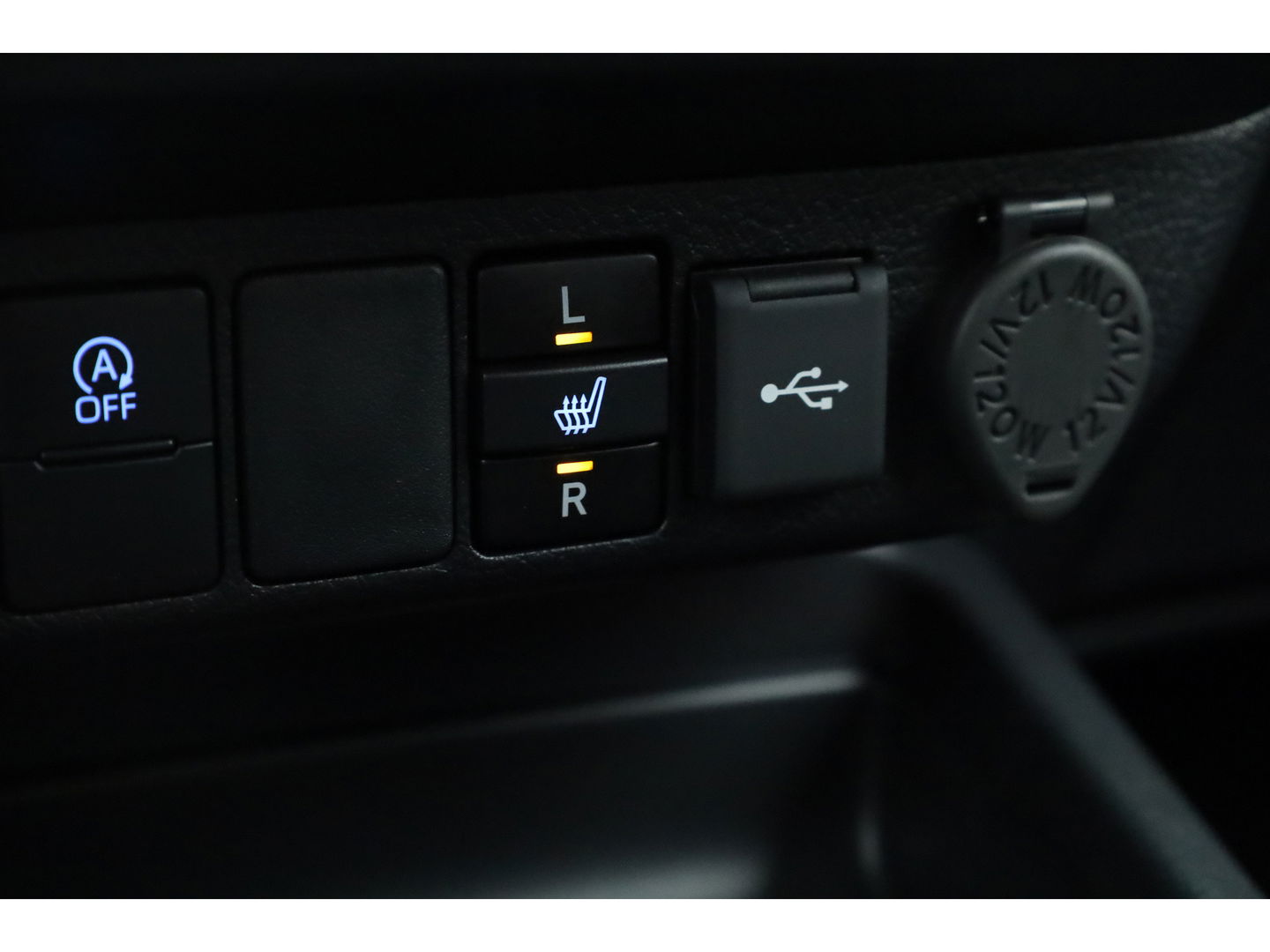 Toyota Hilux 2.4 D-4D Double Cab Challenger | "VAN" | Automaat | Grijs kent. |  Trekhaak | Camera | Adapt. Cruise | Apple CarPlay