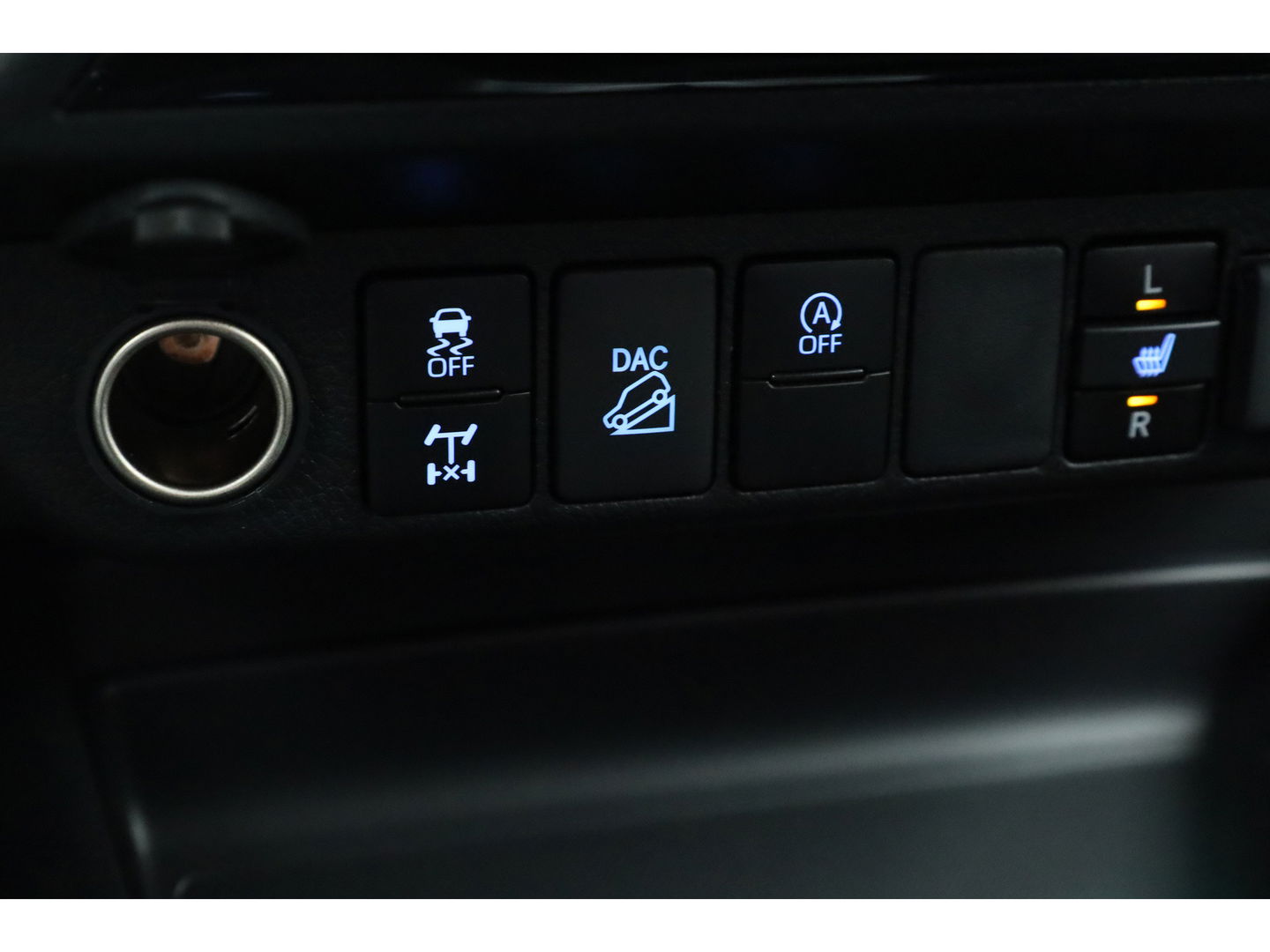 Toyota Hilux 2.4 D-4D Double Cab Challenger | "VAN" | Automaat | Grijs kent. |  Trekhaak | Camera | Adapt. Cruise | Apple CarPlay