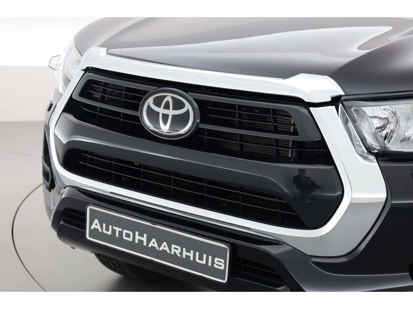 Toyota Hilux 2.4 D-4D Double Cab Challenger | "VAN" | Automaat | Grijs kent. |  Trekhaak | Camera | Adapt. Cruise | Apple CarPlay