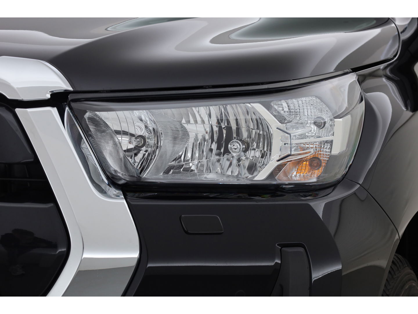 Toyota Hilux 2.4 D-4D Double Cab Challenger | "VAN" | Automaat | Grijs kent. |  Trekhaak | Camera | Adapt. Cruise | Apple CarPlay