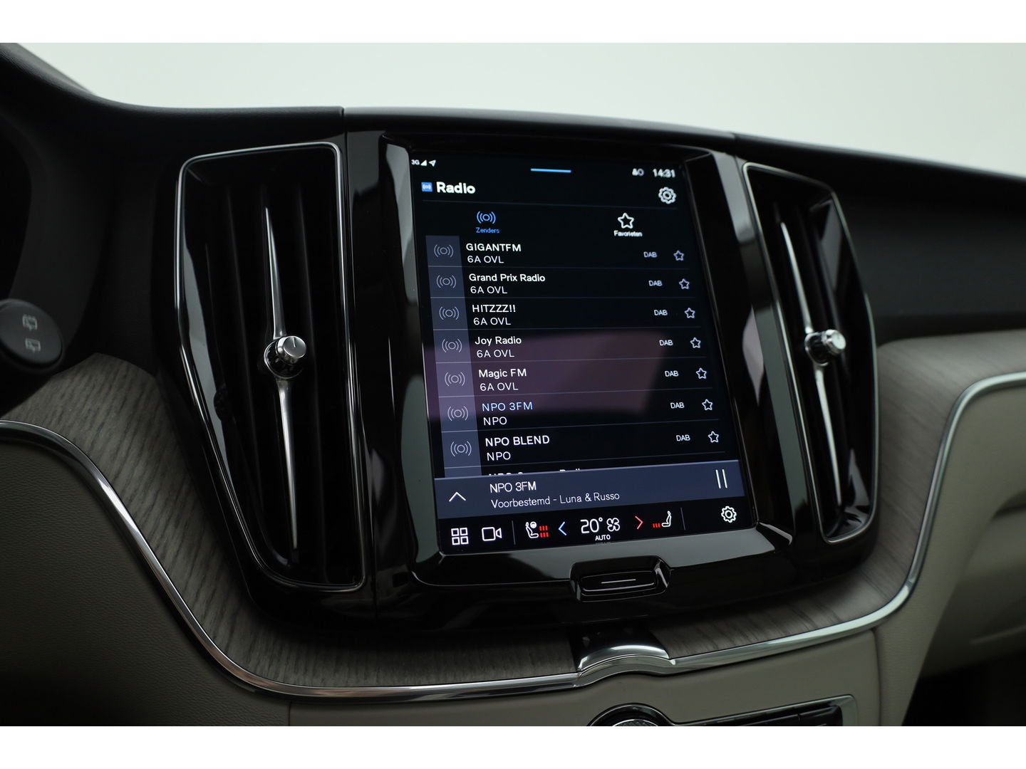 Volvo XC60 2.0 T6 Plug-in hybrid AWD Plus Bright | H&K audio | 360 camera | ACC | Blis | 4x stoel + stuurverw. |
