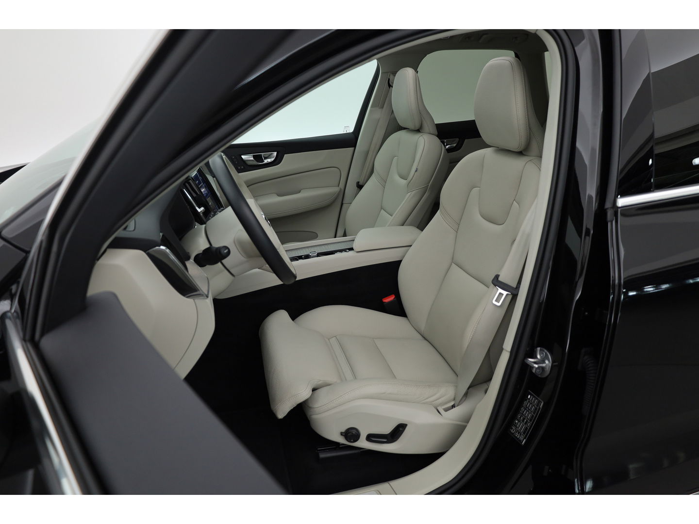 Volvo XC60 2.0 T6 Plug-in hybrid AWD Plus Bright | H&K audio | 360 camera | ACC | Blis | 4x stoel + stuurverw. |