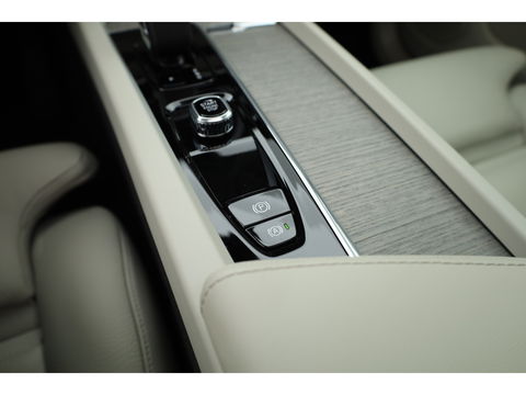 Volvo XC60 2.0 T6 Plug-in hybrid AWD Plus Bright | H&K audio | 360 camera | ACC | Blis | 4x stoel + stuurverw. |