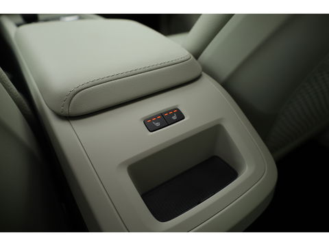 Volvo XC60 2.0 T6 Plug-in hybrid AWD Plus Bright | H&K audio | 360 camera | ACC | Blis | 4x stoel + stuurverw. |