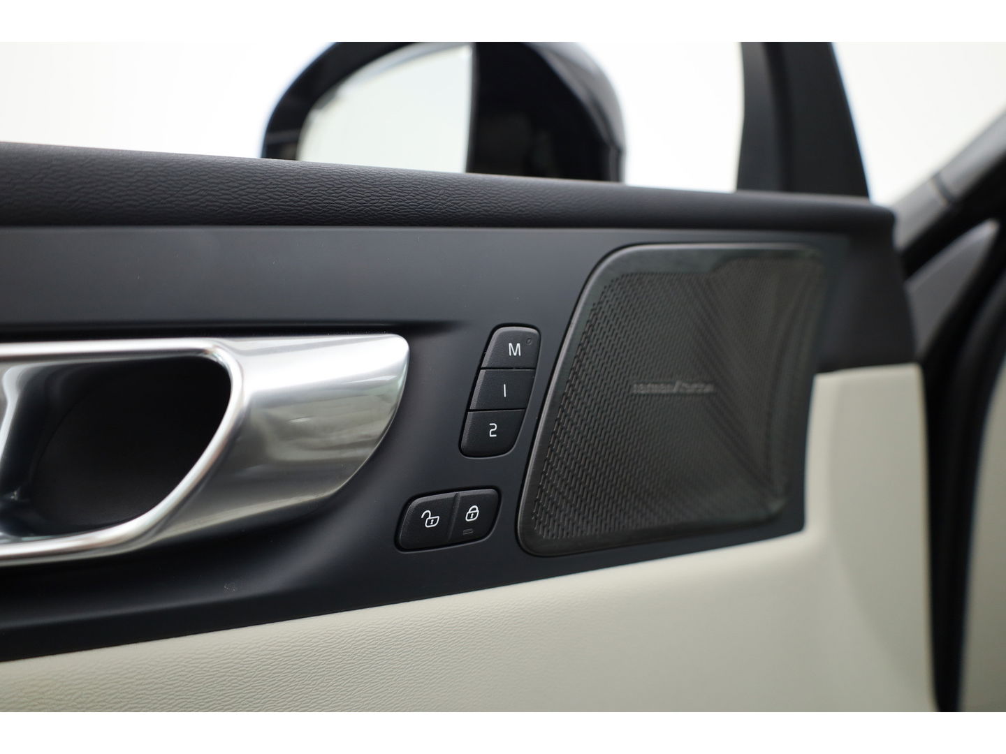 Volvo XC60 2.0 T6 Plug-in hybrid AWD Plus Bright | H&K audio | 360 camera | ACC | Blis | 4x stoel + stuurverw. |