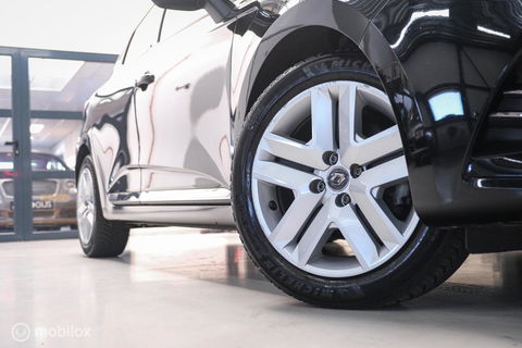 Renault Clio 1.6 E-Tech Hybrid 140 pk Automaat | BTW auto | NAP NL auto | meeneemprijs | All Seasons | LED | Navigatie | Lane assist |