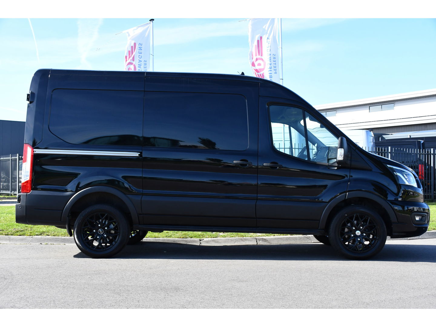 Ford Transit 350 2.0 TDCI L2H2 Limited Black Edition Cruise, Carplay, Xenon, 185pk, Automaat, Multimedia, Sensoren, NAVI, Uniek!