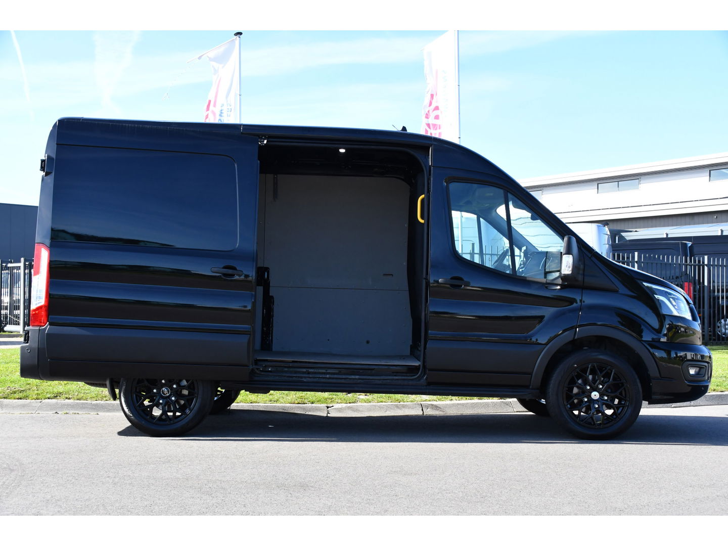 Ford Transit 350 2.0 TDCI L2H2 Limited Black Edition Cruise, Carplay, Xenon, 185pk, Automaat, Multimedia, Sensoren, NAVI, Uniek!