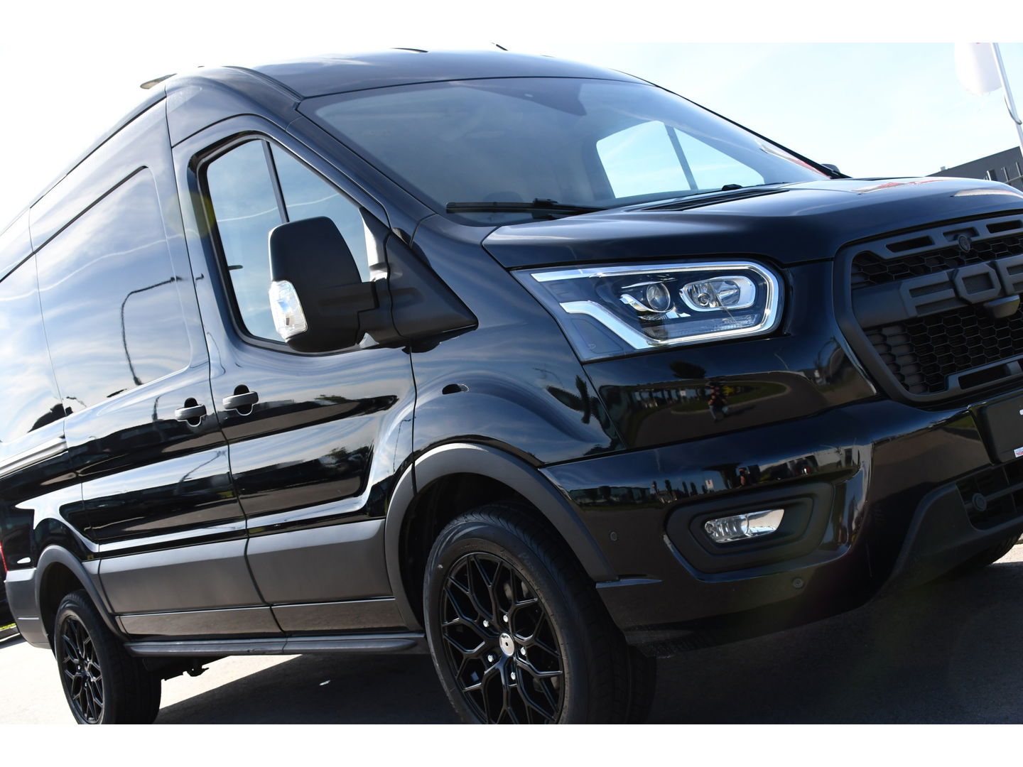 Ford Transit 350 2.0 TDCI L2H2 Limited Black Edition Cruise, Carplay, Xenon, 185pk, Automaat, Multimedia, Sensoren, NAVI, Uniek!