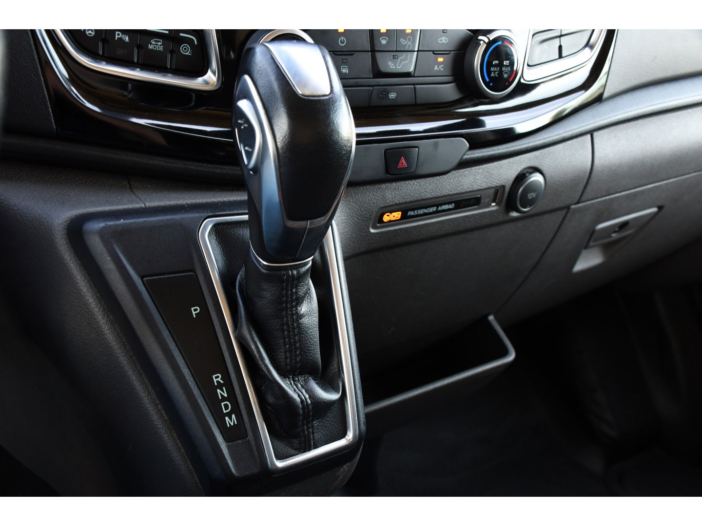 Ford Transit 350 2.0 TDCI L2H2 Limited Black Edition Cruise, Carplay, Xenon, 185pk, Automaat, Multimedia, Sensoren, NAVI, Uniek!