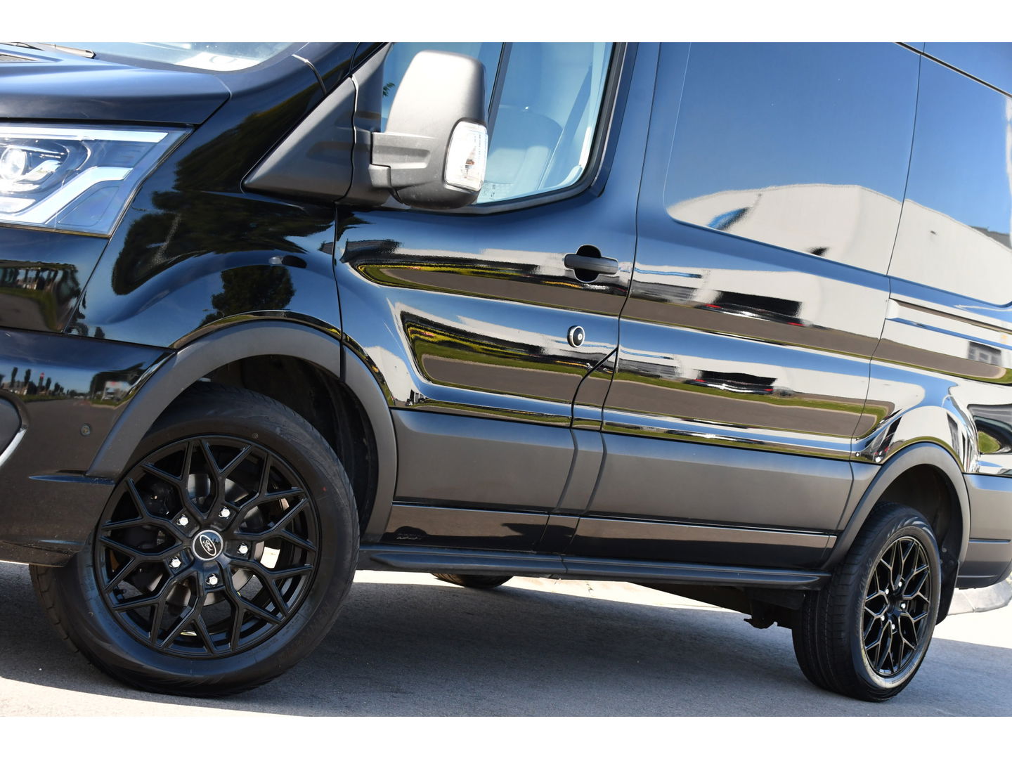 Ford Transit 350 2.0 TDCI L2H2 Limited Black Edition Cruise, Carplay, Xenon, 185pk, Automaat, Multimedia, Sensoren, NAVI, Uniek!