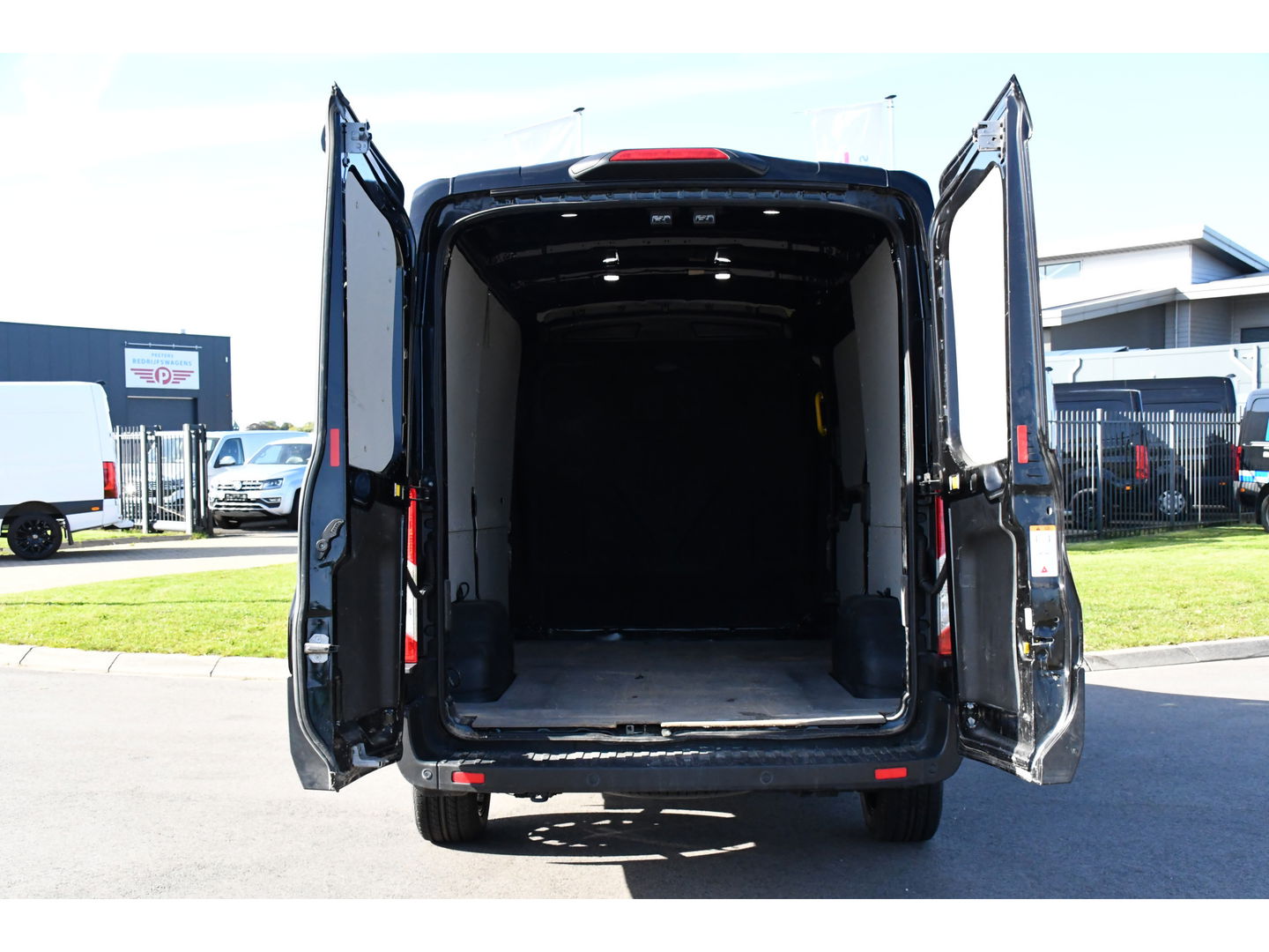 Ford Transit 350 2.0 TDCI L2H2 Limited Black Edition Cruise, Carplay, Xenon, 185pk, Automaat, Multimedia, Sensoren, NAVI, Uniek!