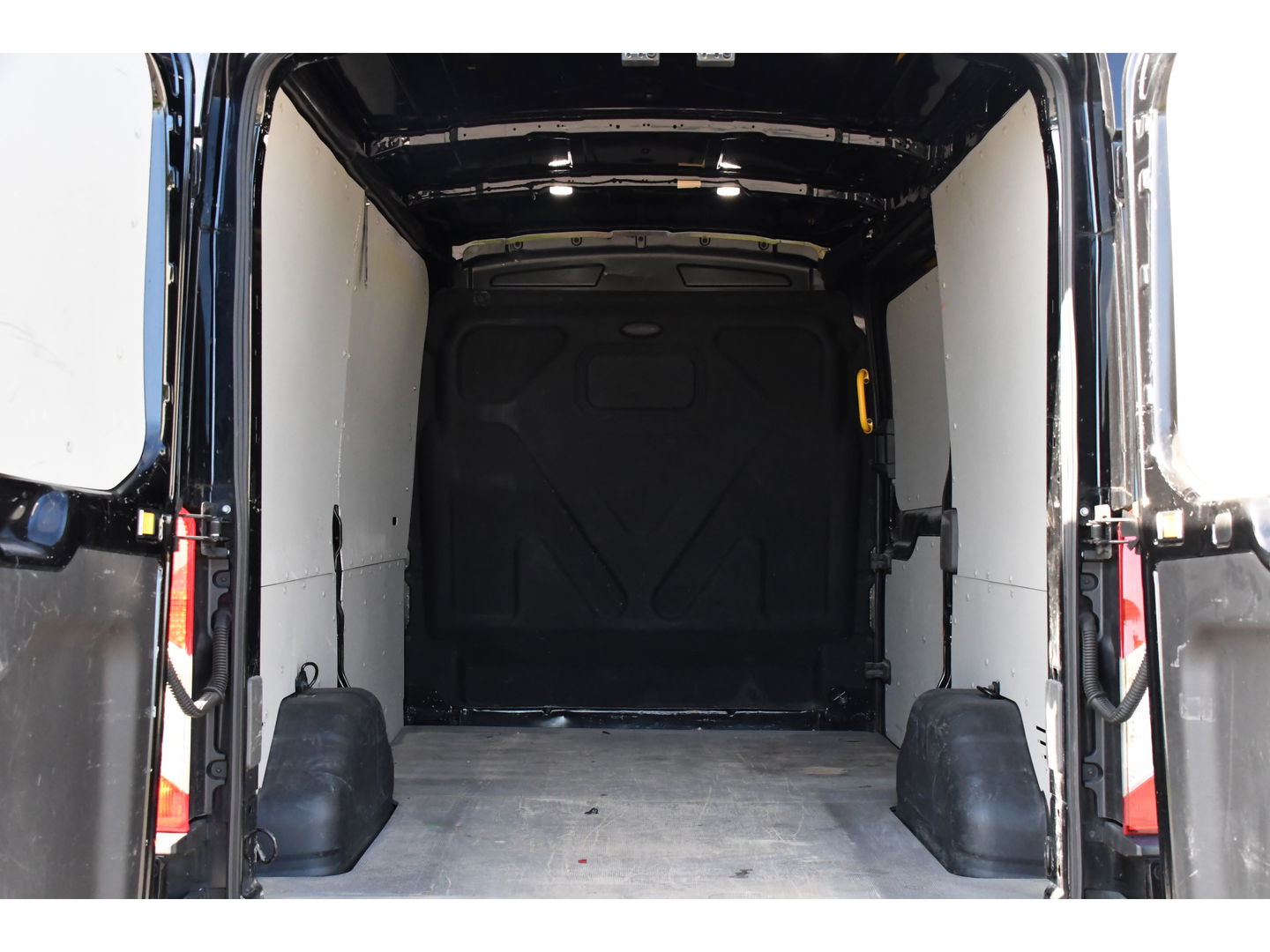 Ford Transit 350 2.0 TDCI L2H2 Limited Black Edition Cruise, Carplay, Xenon, 185pk, Automaat, Multimedia, Sensoren, NAVI, Uniek!