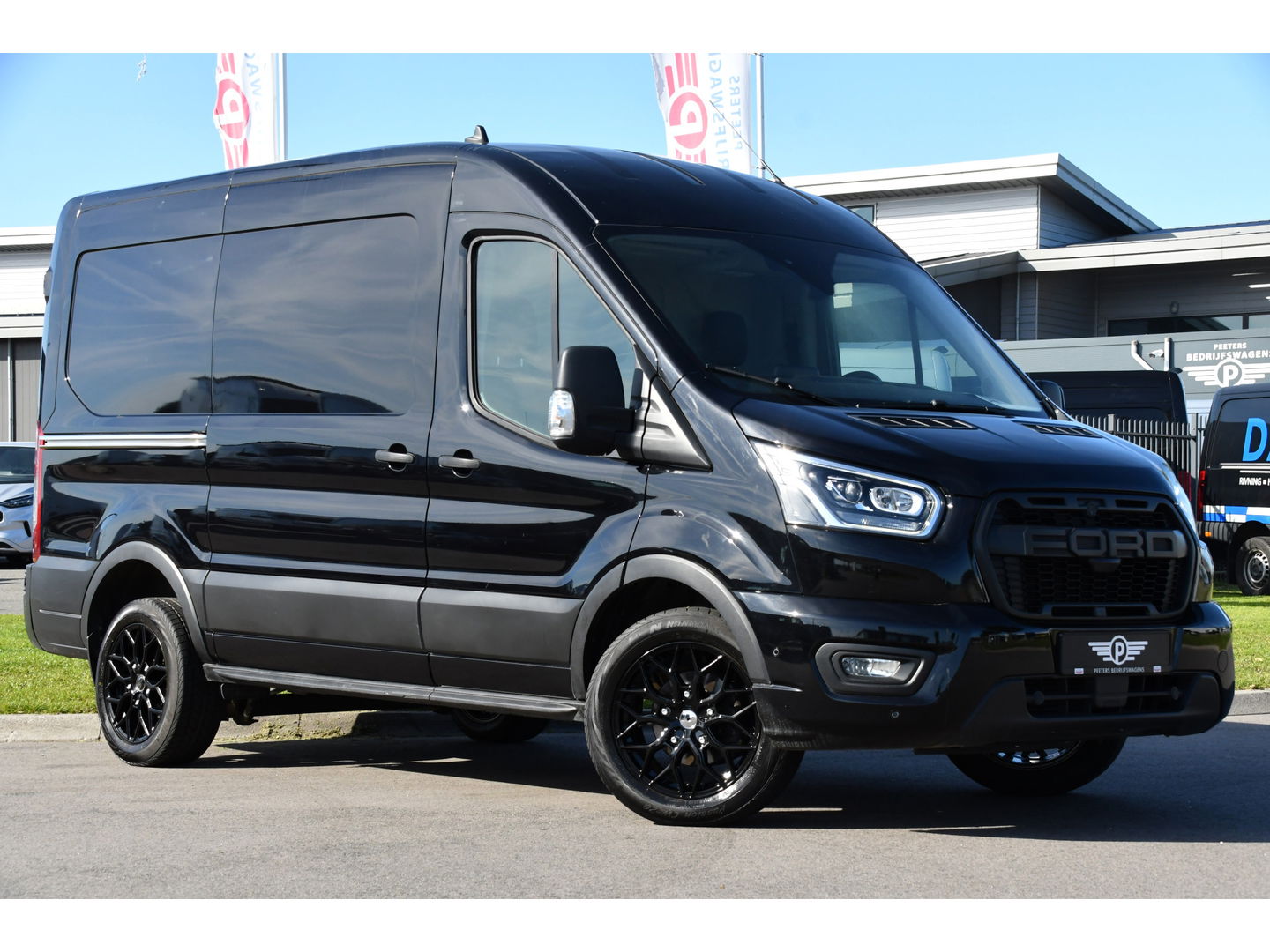 Ford Transit 350 2.0 TDCI L2H2 Limited Black Edition Cruise, Carplay, Xenon, 185pk, Automaat, Multimedia, Sensoren, NAVI, Uniek!