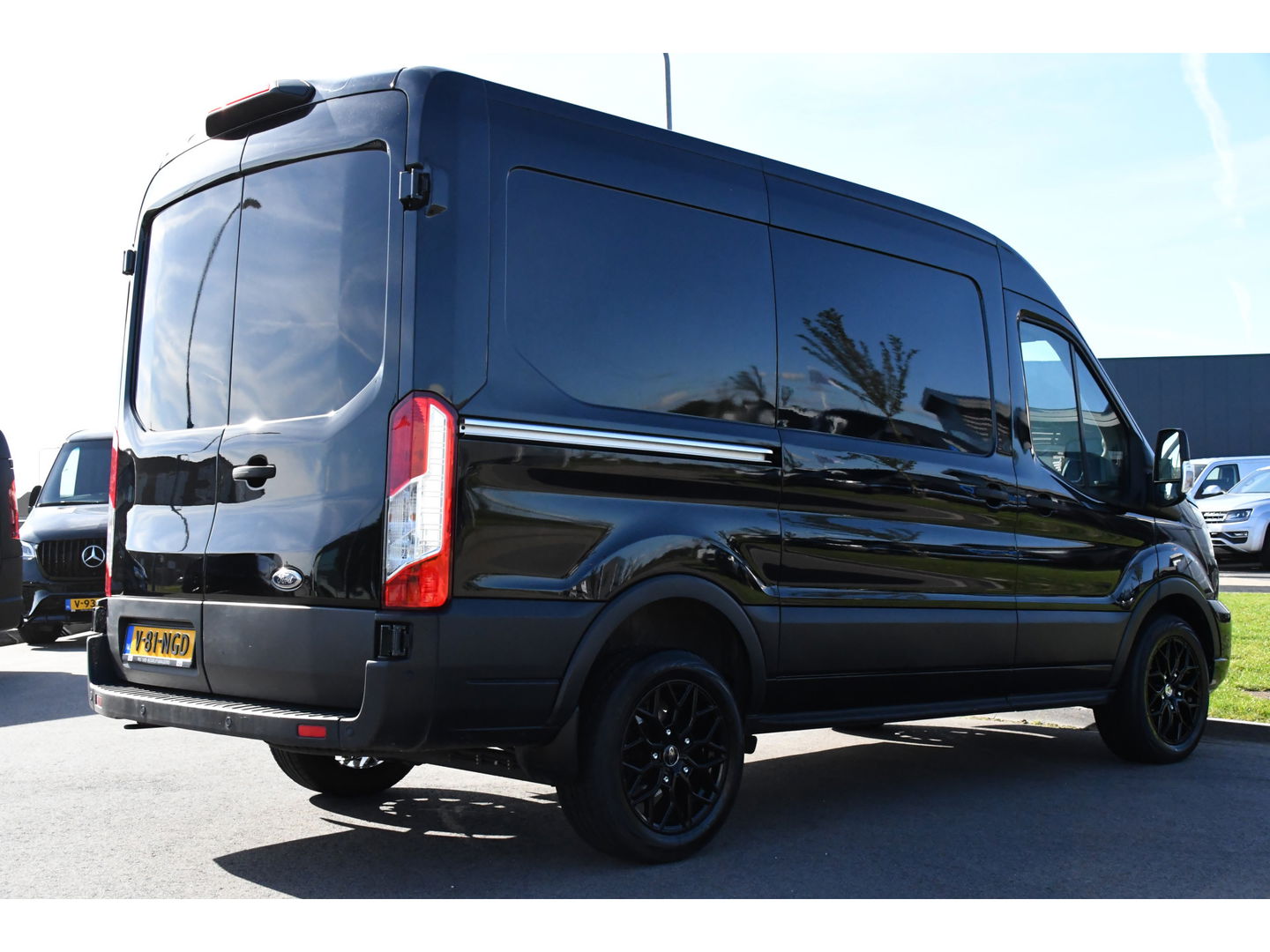 Ford Transit 350 2.0 TDCI L2H2 Limited Black Edition Cruise, Carplay, Xenon, 185pk, Automaat, Multimedia, Sensoren, NAVI, Uniek!