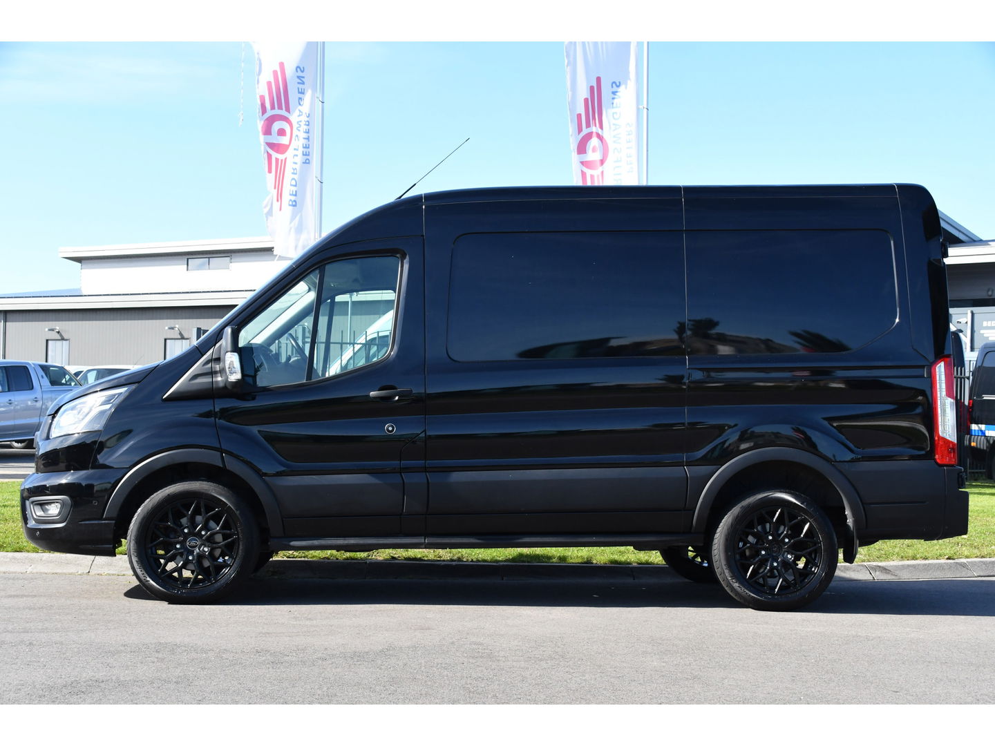 Ford Transit 350 2.0 TDCI L2H2 Limited Black Edition Cruise, Carplay, Xenon, 185pk, Automaat, Multimedia, Sensoren, NAVI, Uniek!