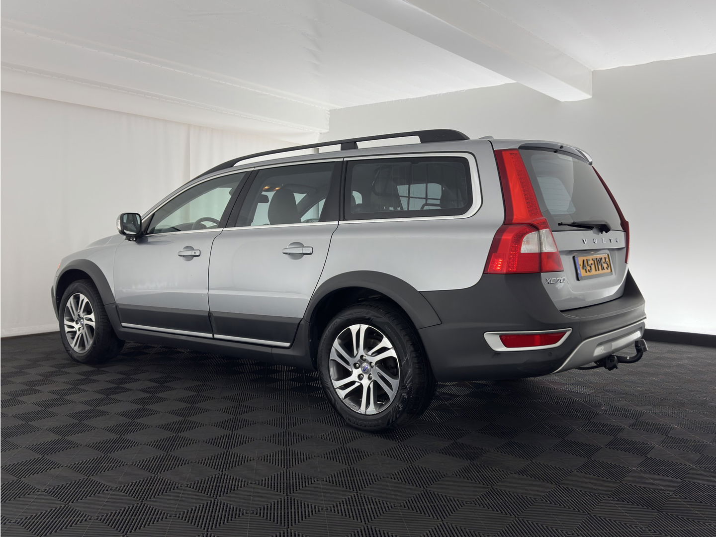 Volvo XC70 2.0 D3 FWD Limited Edition Aut. *LUXURY-LEATHER | BI-XENON | ADAPTIVE-CRUISE | BLIS | NAVI-FULLMAP | HEATED-COMFORTSEATS | ECC | PRIVACY-GLASS | LANE-ASSIST | PDC | TOWBAR | 17''ALU*