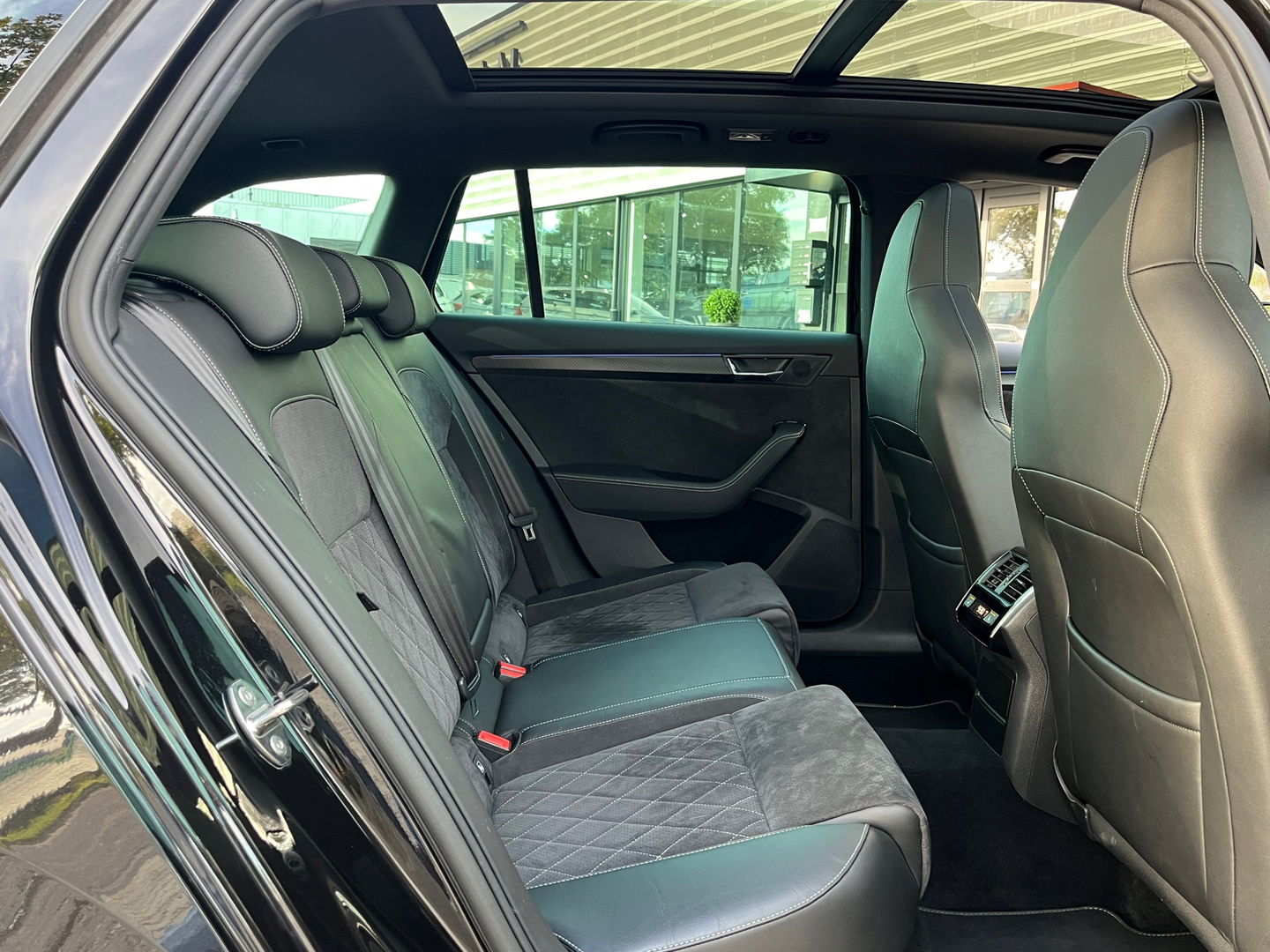 Škoda Superb Combi 1.5 TSI ACT Sportline 218PK|Pano|Memory|ACC|Carplay|Pdc|DCC|Ambient Light|DAB