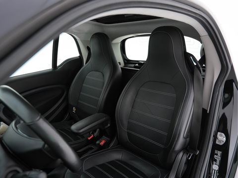 Smart Fortwo EQ Business Solution 18 kWh [ 3-Fase ] ( SOH-93%) Aut. *PANO | LUXURY-LEATHER | NAVI-FULLMAP | CAMERA | HEATED-COMFORTSEATS | AIRCO | CRUISE | AMBIENT-LIGHT | 15''ALU*