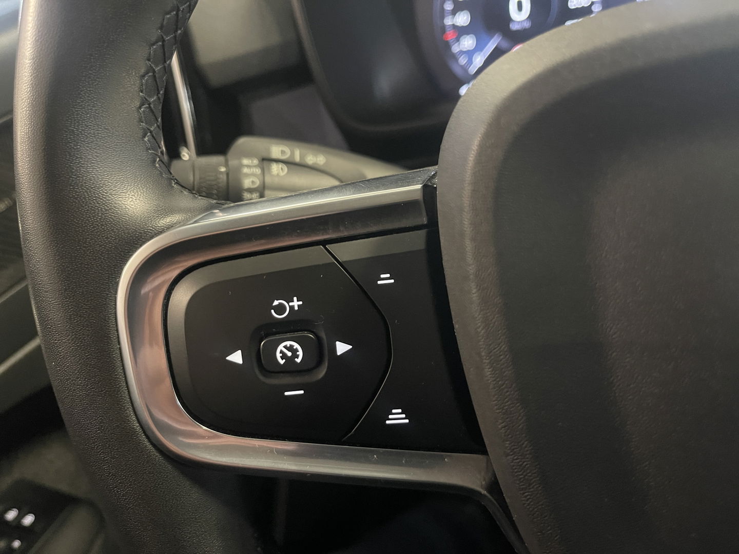 Volvo XC40 1.5 T5 Recharge plus Dark 261 pk apple/android van eerste eigenaar