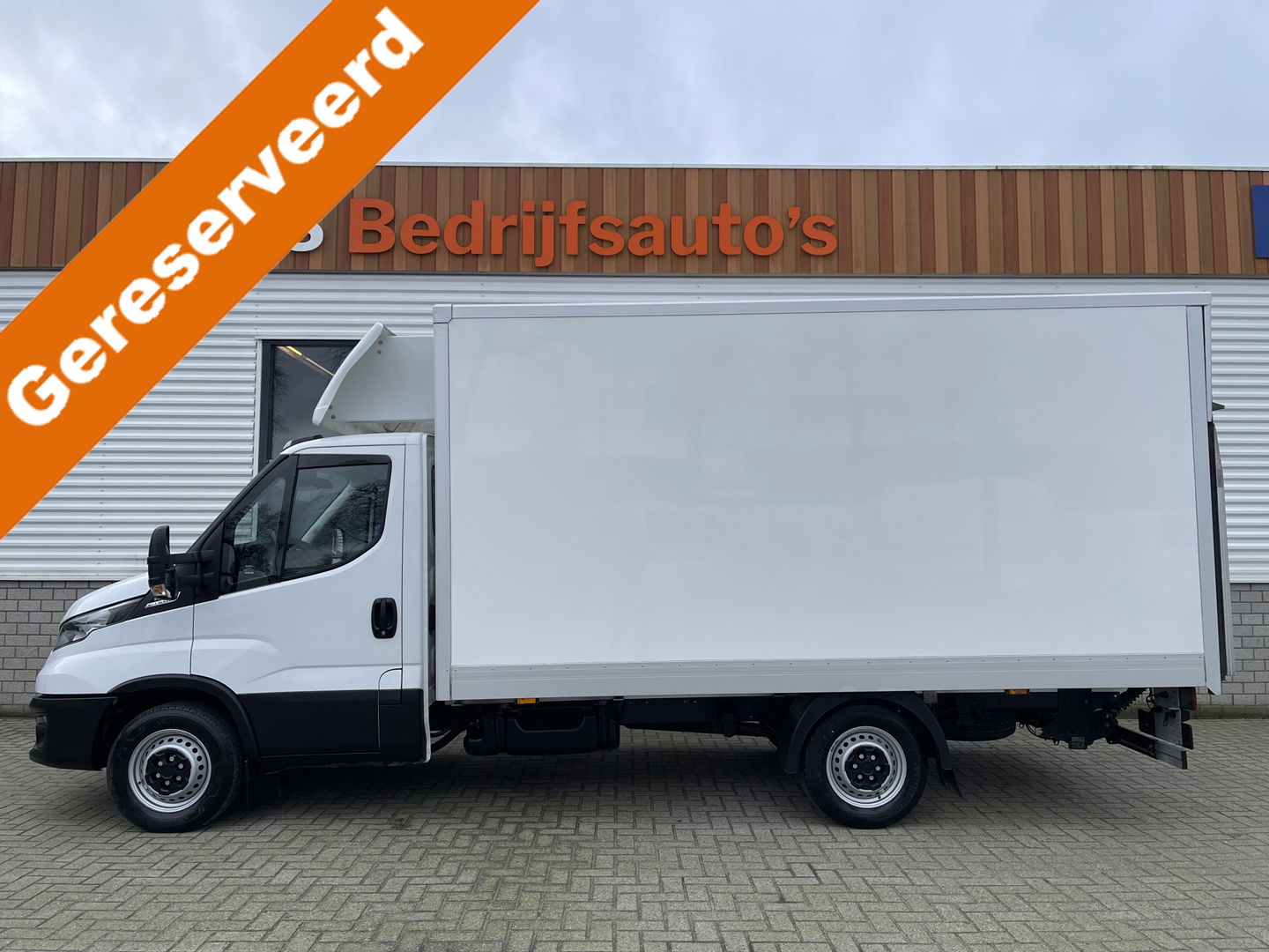 Iveco Daily 35S14H 2.3 automaat / bakwagen met Zepro ( Hiab ) laadklep / rijklaar € 30.950 ex btw / lease vanaf € 554 / cruise en climate control / standkachel / zijdeur / bijrijdersbank !