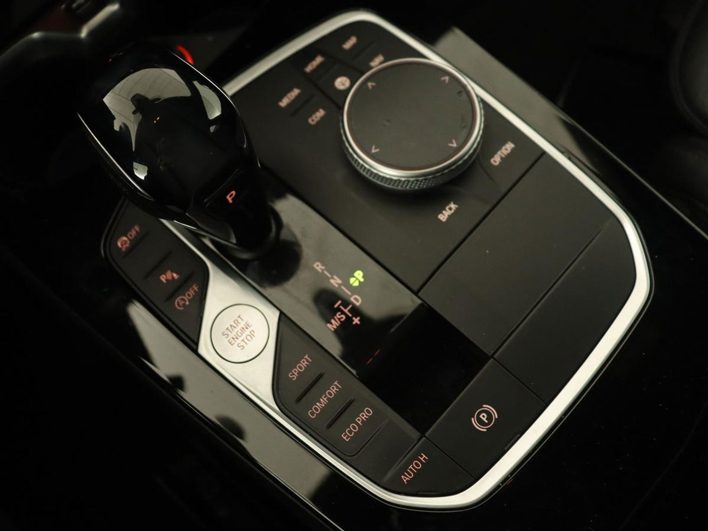 BMW 2 Serie 218i M Sport | Panoramadak | Sportstoelen | Leder | Camera | Carplay | Live Cockpit | Stoelverwarming | Getint glas | Navigatie | Climate control | Full LED