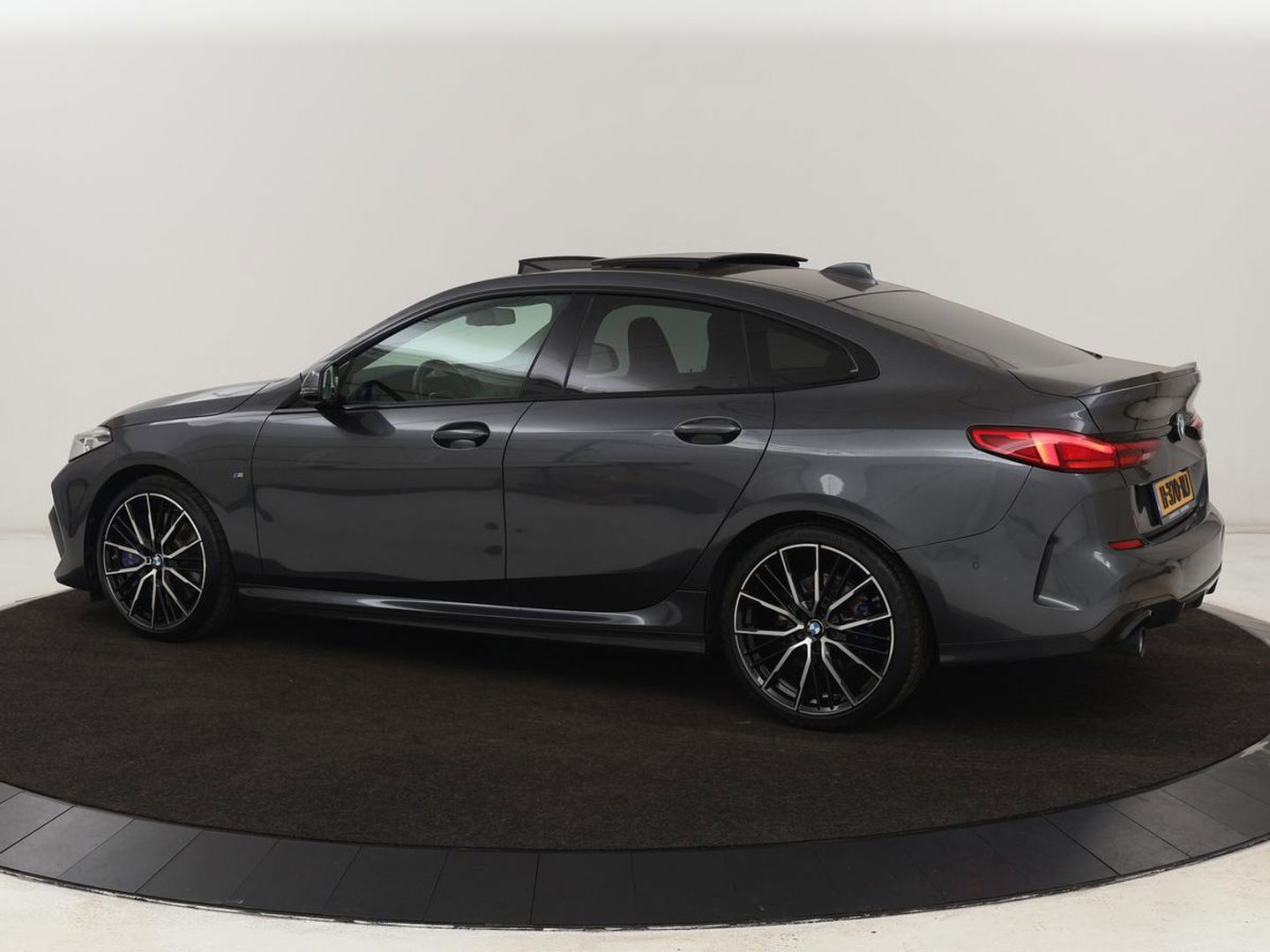 BMW 2 Serie 218i M Sport | Panoramadak | Sportstoelen | Leder | Camera | Carplay | Live Cockpit | Stoelverwarming | Getint glas | Navigatie | Climate control | Full LED