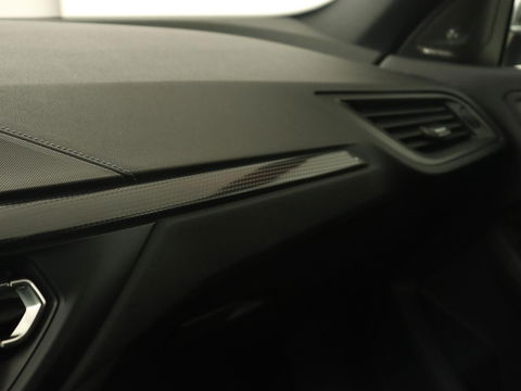 BMW 2 Serie 218i M Sport | Panoramadak | Sportstoelen | Leder | Camera | Carplay | Live Cockpit | Stoelverwarming | Getint glas | Navigatie | Climate control | Full LED