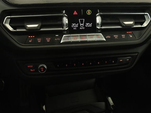 BMW 2 Serie 218i M Sport | Panoramadak | Sportstoelen | Leder | Camera | Carplay | Live Cockpit | Stoelverwarming | Getint glas | Navigatie | Climate control | Full LED