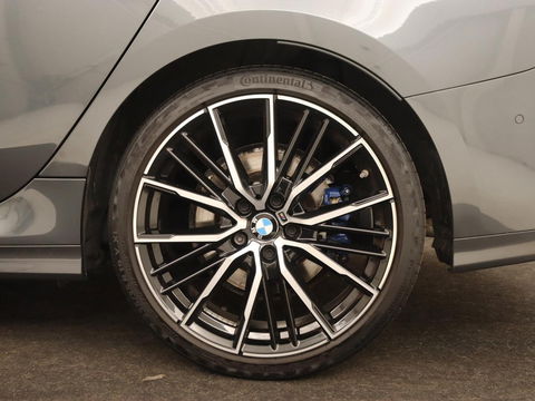 BMW 2 Serie 218i M Sport | Panoramadak | Sportstoelen | Leder | Camera | Carplay | Live Cockpit | Stoelverwarming | Getint glas | Navigatie | Climate control | Full LED