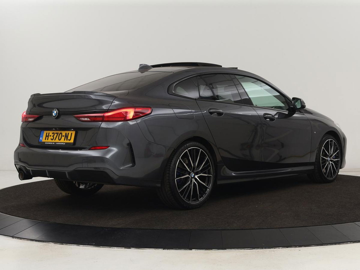 BMW 2 Serie 218i M Sport | Panoramadak | Sportstoelen | Leder | Camera | Carplay | Live Cockpit | Stoelverwarming | Getint glas | Navigatie | Climate control | Full LED