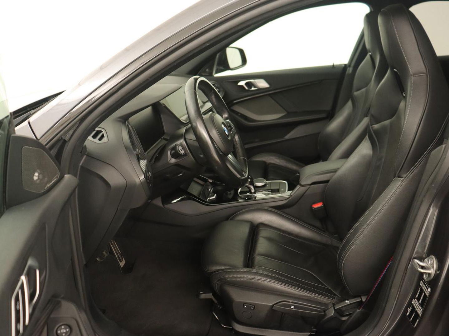 BMW 2 Serie 218i M Sport | Panoramadak | Sportstoelen | Leder | Camera | Carplay | Live Cockpit | Stoelverwarming | Getint glas | Navigatie | Climate control | Full LED