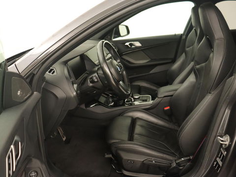 BMW 2 Serie 218i M Sport | Panoramadak | Sportstoelen | Leder | Camera | Carplay | Live Cockpit | Stoelverwarming | Getint glas | Navigatie | Climate control | Full LED