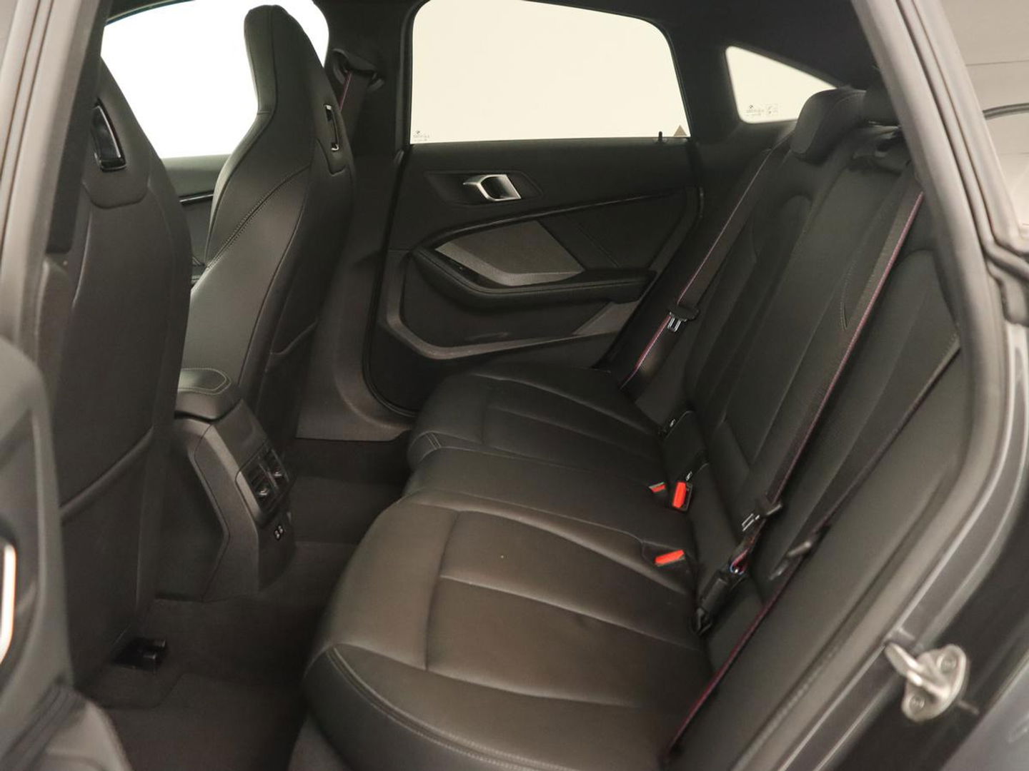 BMW 2 Serie 218i M Sport | Panoramadak | Sportstoelen | Leder | Camera | Carplay | Live Cockpit | Stoelverwarming | Getint glas | Navigatie | Climate control | Full LED
