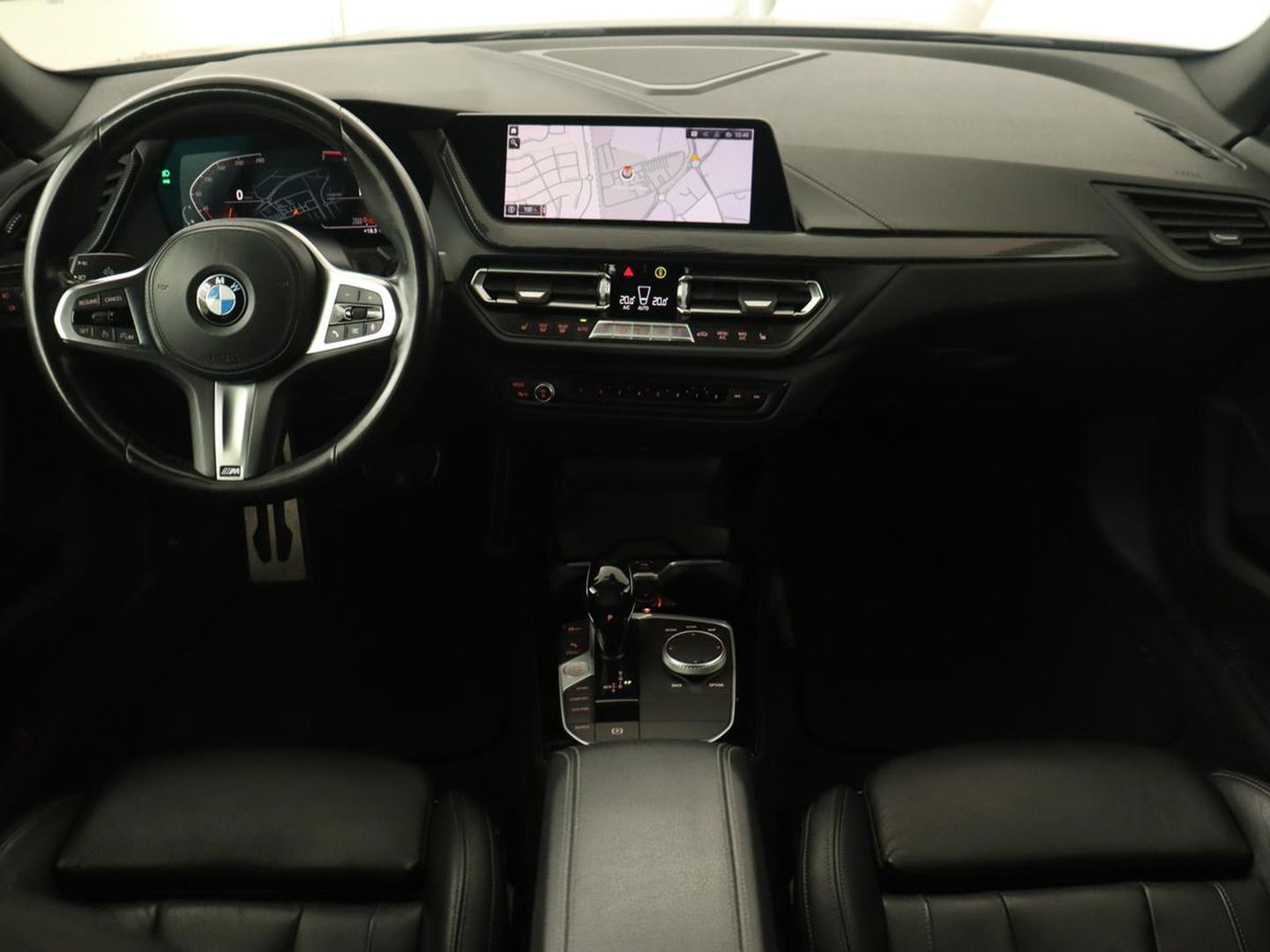 BMW 2 Serie 218i M Sport | Panoramadak | Sportstoelen | Leder | Camera | Carplay | Live Cockpit | Stoelverwarming | Getint glas | Navigatie | Climate control | Full LED