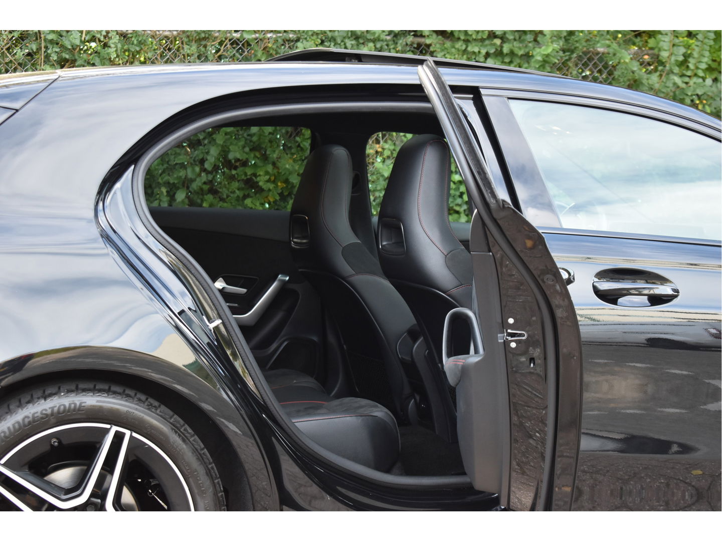 Mercedes-Benz A-Klasse 200 Business Solution AMG Night 163pk | Pano.dak | Camera | Sfeerverlichting | Virtual cockpit | Carplay | Stoelverwarming | Dodehoekdetectie