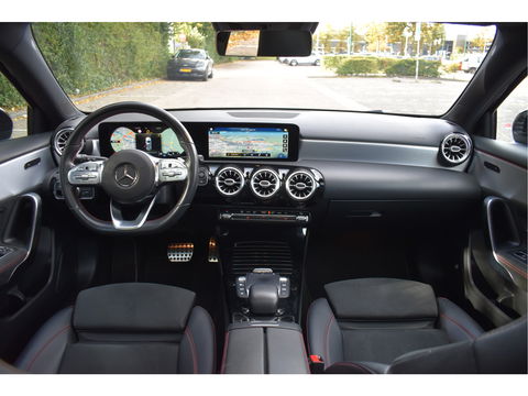 Mercedes-Benz A-Klasse 200 Business Solution AMG Night 163pk | Pano.dak | Camera | Sfeerverlichting | Virtual cockpit | Carplay | Stoelverwarming | Dodehoekdetectie