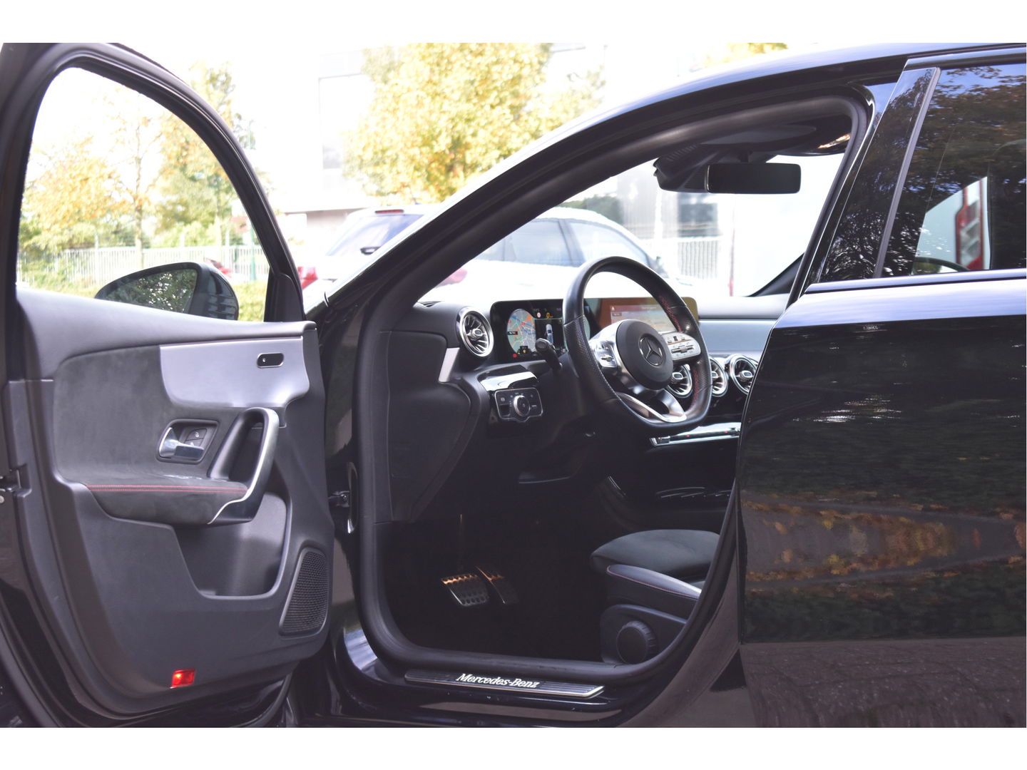 Mercedes-Benz A-Klasse 200 Business Solution AMG Night 163pk | Pano.dak | Camera | Sfeerverlichting | Virtual cockpit | Carplay | Stoelverwarming | Dodehoekdetectie